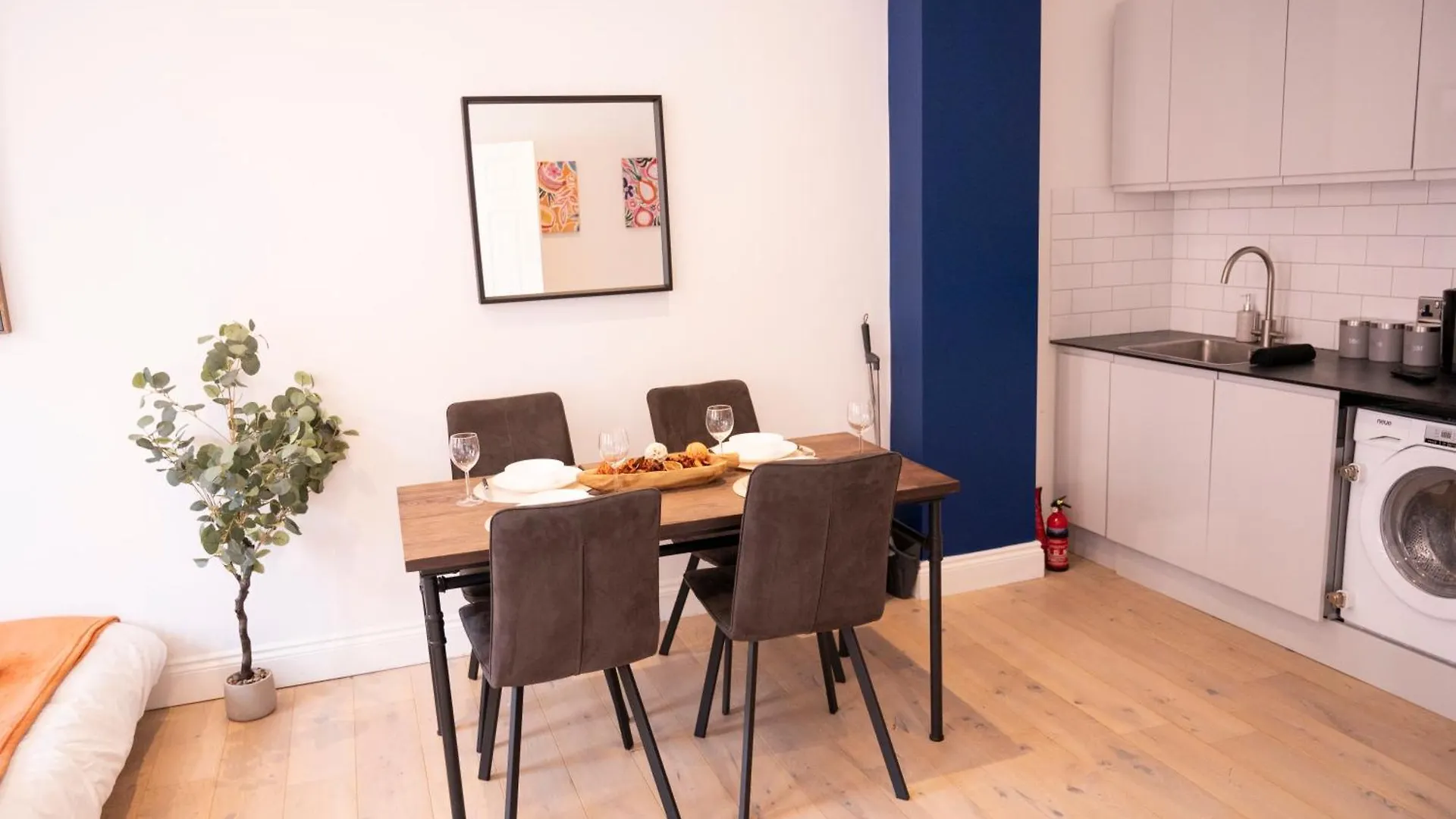 아파트 Sleeps 6- Close To The Beach - Pet Friendly 브라이턴